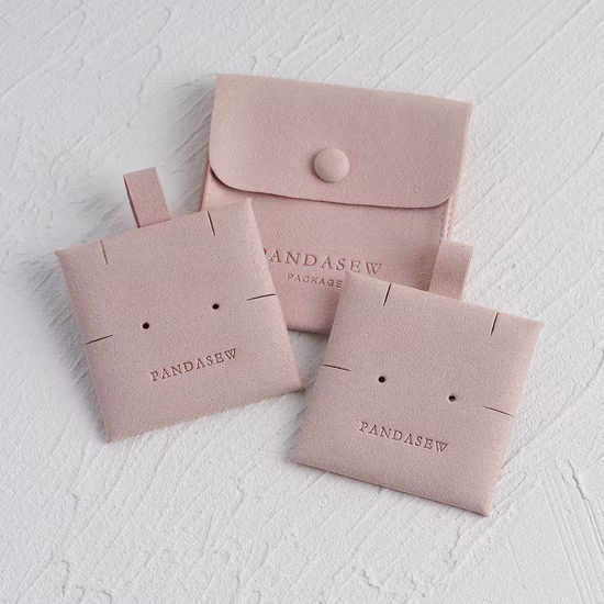 로고가 있는 핑크 주얼리 마이크로화이버 가방 마이크로화이버 파우치 스냅 버튼 쥬얼리 파우치(인서트 패드 포함) 목걸이 파우치